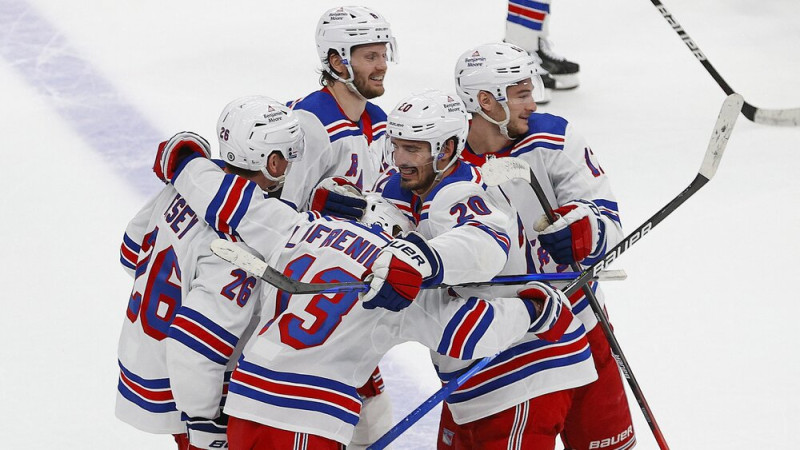 ''Rangers'' atspēlē trīs vārtu deficītu Edmontonā, svinot septīto uzvaru pēc kārtas