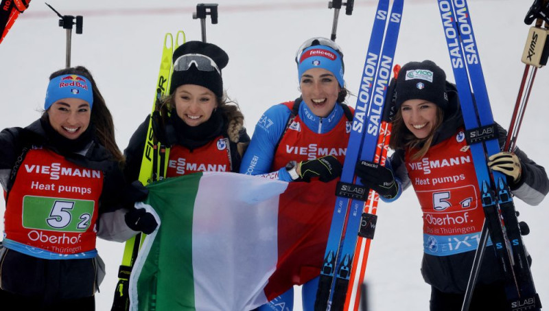 Itālijas biatlonistes pirmo reizi uzvar pasaules čempionāta stafetē