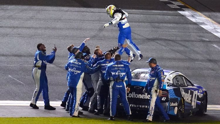 Visu laiku garākajās "Daytona 500" sacīkstēs triumfē Stenhauss