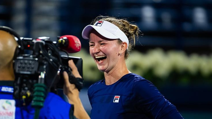 Dubaijā divi 1/4 fināli nenotiek, Krejčīkova izslēdz Ostapenko pāridarītāju