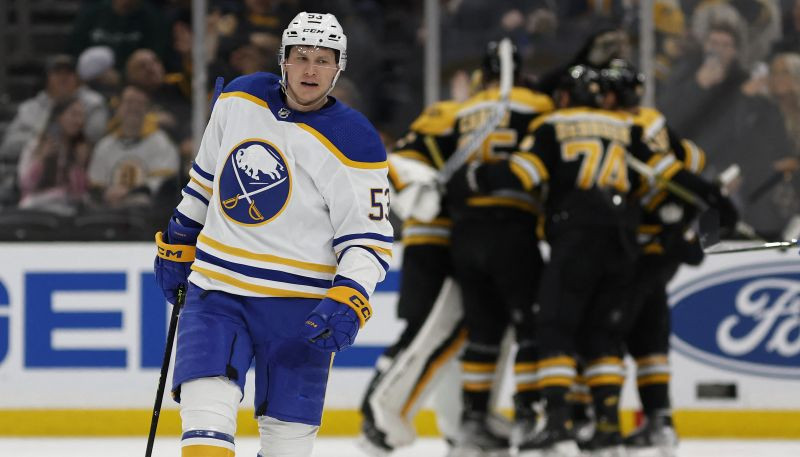 Girgensons nospēlē 14 minūtes, "Bruins" sagrauj "Sabres" un labo NHL rekordu