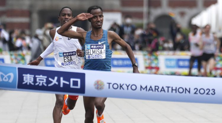 Etiopijas skrējēji aizņem visu goda pjedestālu Tokijas maratonā