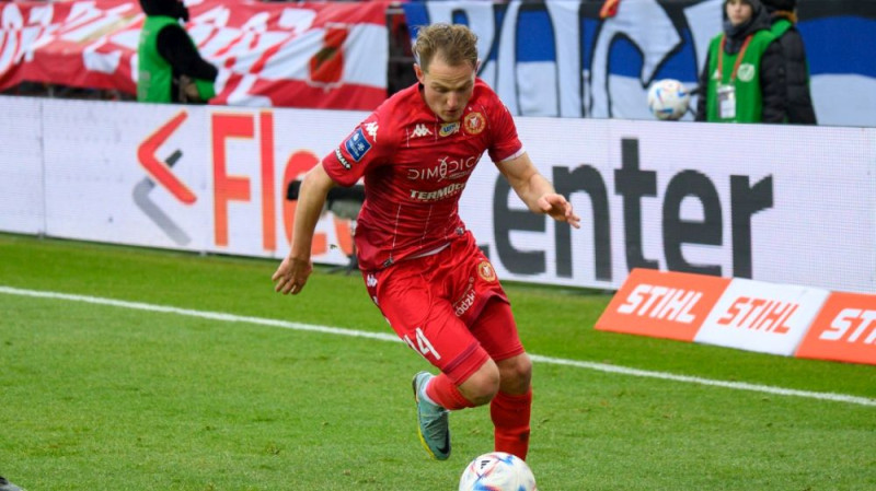 Cigaņika vienība "Widzew" cīņas izskaņā izrauj neizšķirtu