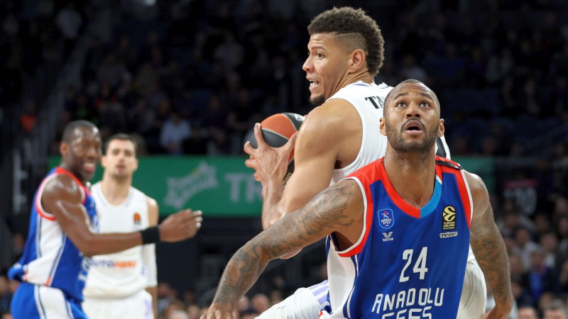 Pārceltajā Eirolīgas spēlē "Anadolu Efes" izsēj +17, tomēr pieveic vicelīderi "Real"