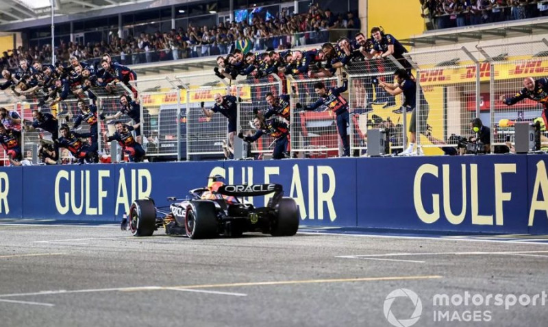 F1 mehāniķiem turpmāk būs aizliegts kāpt uz žoga, lai sveiktu pilotus