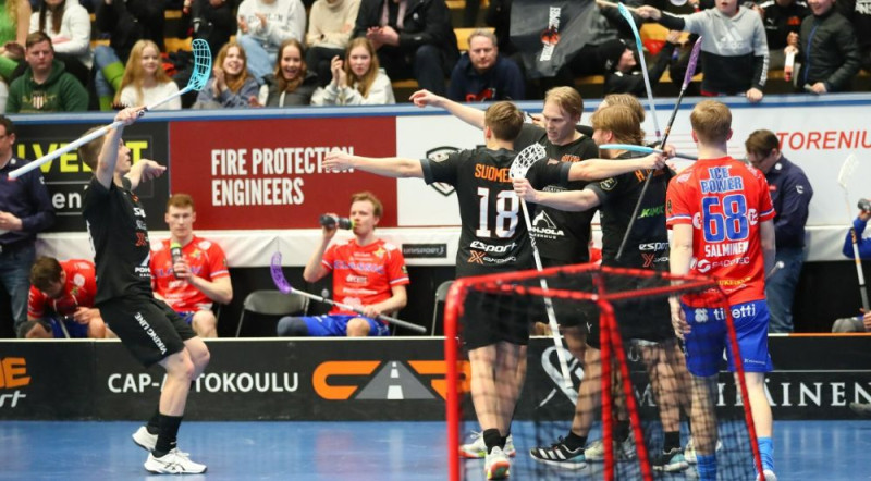 Krūmiņš pusfinālā, “Oilers” aizsūta čempionus atvaļinājumā