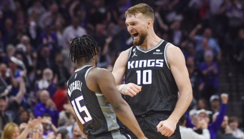 "Kings" vēlreiz uzvar, Karijs pirmo reizi karjerā play-off sērijā nonāk iedzinējos ar 0-2