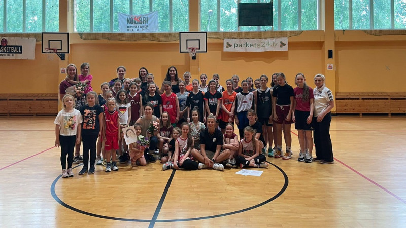 ''Daudz baltu dieniņu'': mazās ''Kolibri'' basketbolistes apsveic Kitiju Laksu
