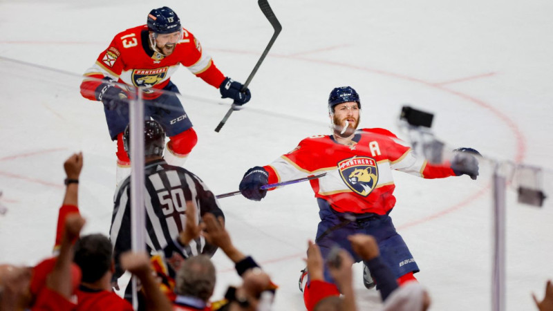 Sērijas varonis Tkačaks pēdējās sekundēs ieved "Panthers" Stenlija kausa finālā
