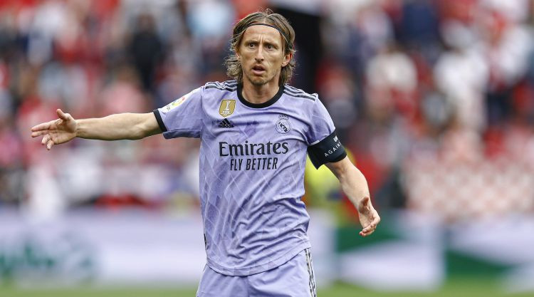 Modričs pagarina līgumu ar "Real Madrid", Gindoans oficiāli pievienojas "Barcelona"