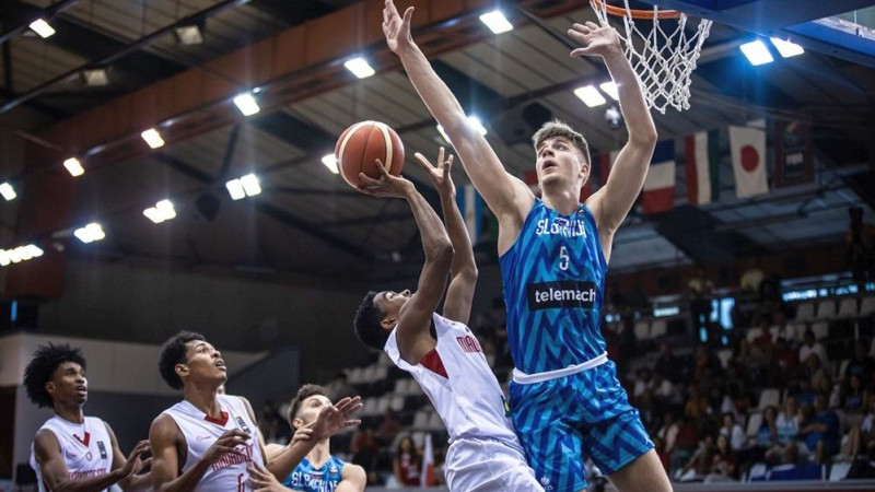 Slovēnijas U19 basketbolisti smagā cīņā pieveic Madagaskaru, Francija pārspēj Kanādu