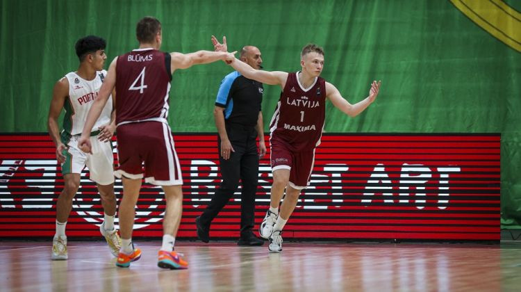 Cīņa par ceturtdaļfinālu un līderpozīciju: Latvija B divīzijā tiksies ar bulgāriem