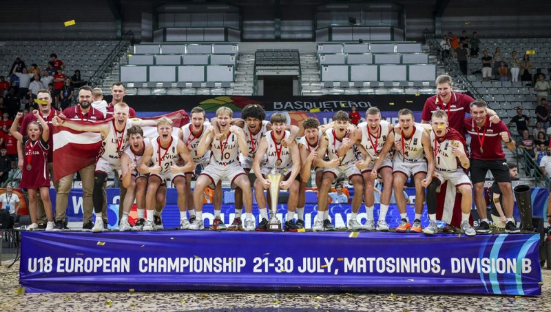 Latvijas U18 izlase spraigā cīņā kļūst par B divīzijas čempioni, R. Blūms MVP