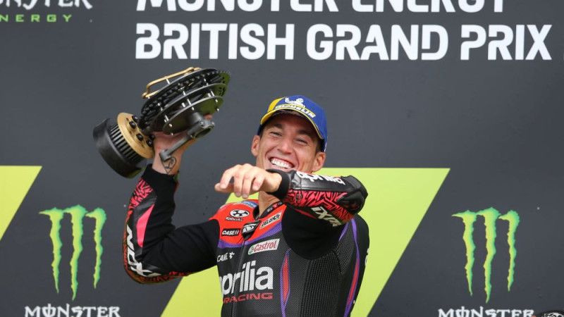 Espargaro pēdējā aplī izrauj uzvaru "MotoGP" posmā Silverstounā