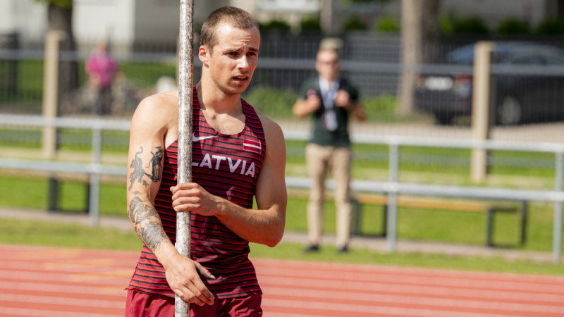 Kārtslēcējs Valters Kreišs ar drediem mērķē uz sešiem metriem
