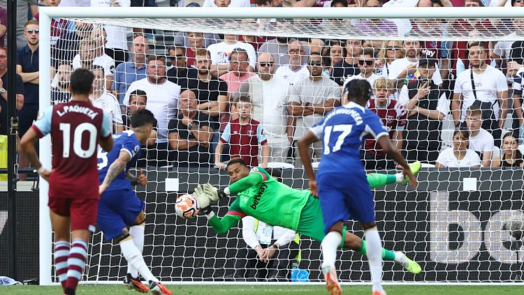 "Chelsea" neiesit pendeli un neizglābjas vairākumā, "Aston Villa" pēc 1:5 uzvar ar 4:0