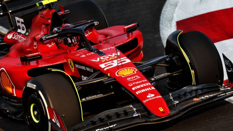 "Ferrari" pilots Sainss ātrākais arī noslēdzošajā Singapūras posma treniņā