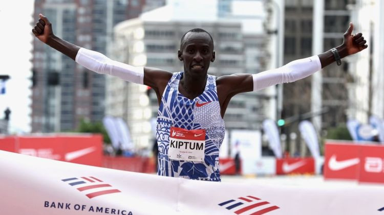 Krīt Kipčoges rekords - kenijietis Kiptums Čikāgā kļūst par jauno maratona karali