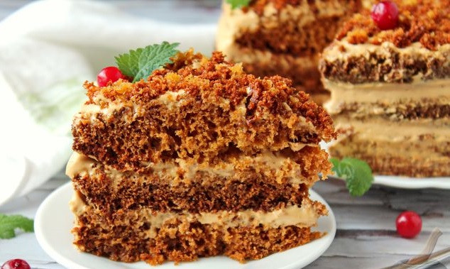Medus torte ar iebiezinātā piena pildījumu
