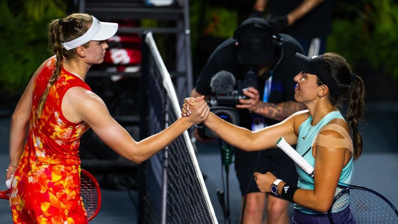 WTA finālturnīrs sākas ar Pegulas pārliecinošu uzvaru pār Ribakinu