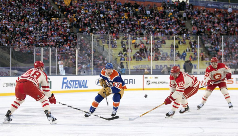 Makdeivids atgriežas, "Oilers" pārspēj "Flames" zem klajas debess