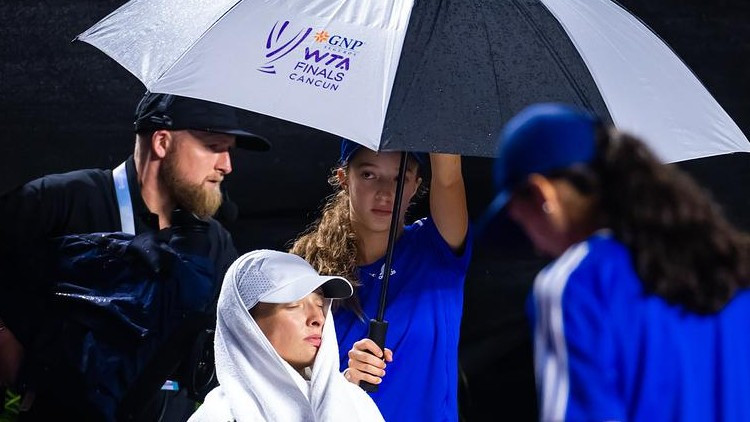 Lietus dēļ atliek otras finālistes noskaidrošanu WTA finālsacensībās