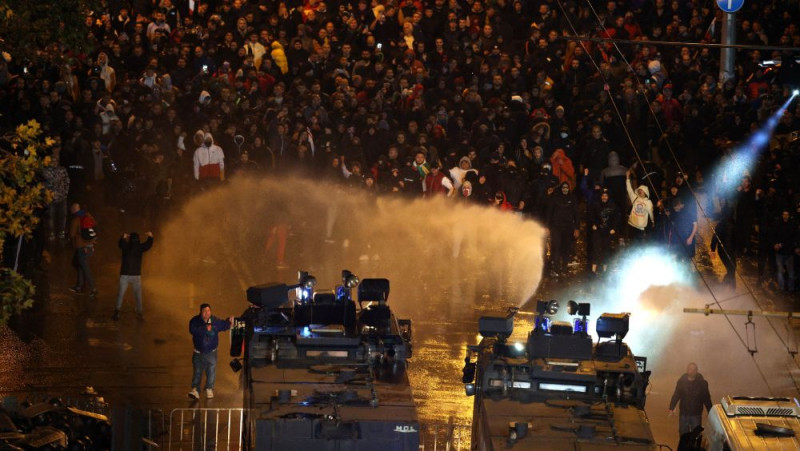 Bulgārijā policijas un futbola fanu sadursmēs desmitiem ievainoto