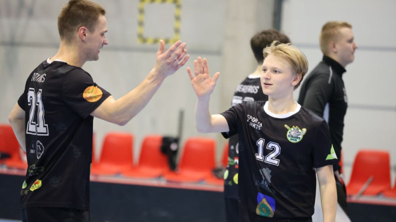 Līderu trio atraujas no sekotājiem