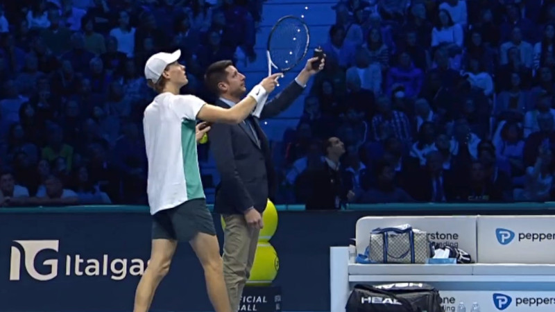 ATP finālturnīrā laukuma saimnieks Sinners lūdz izslēgt lampu