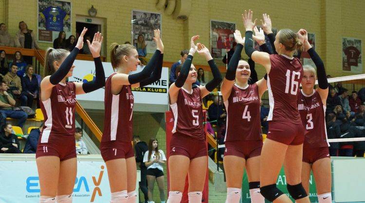 Latvijas U18 volejbolistes atlasi Daugavpilī sāk ar pārliecinošu uzvaru pār Azerbaidžānu