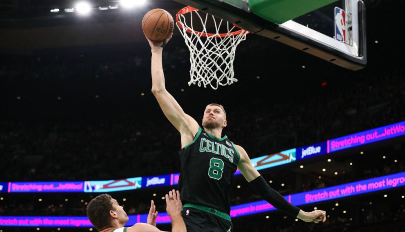 Porziņģim 21 punkts un spēcīgs danks pāri Lopesam, "Celtics" pārspēj "Bucks"