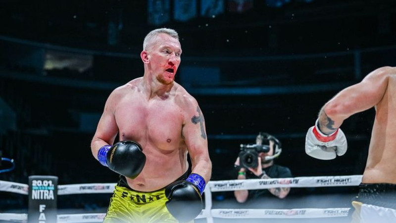 Bijušais Rīgas snaiperis Hosa boksa ringā debitē ar uzvaru, pretinieks diskvalificēts