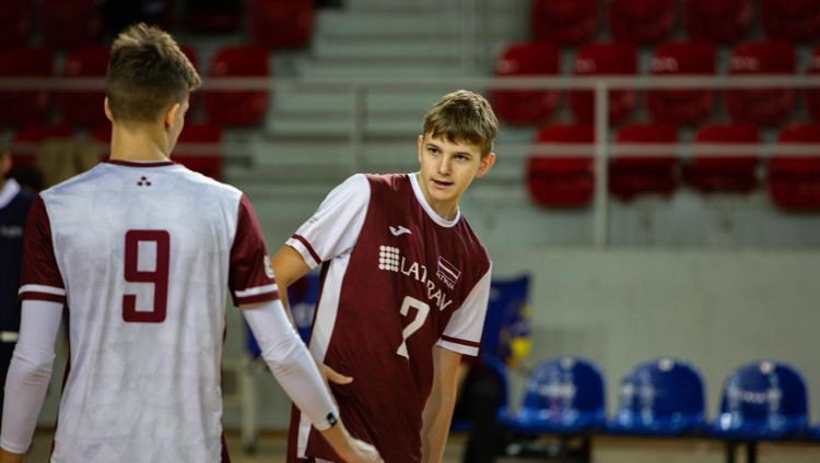 Latvijas izlase Eiropas U18 volejbola čempionāta kvalifikācijā izcīna pirmo uzvaru