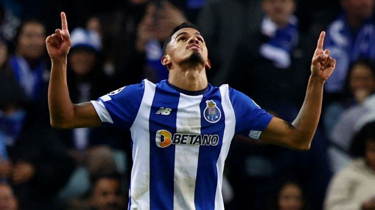 "Porto" ar pieciem vārtiem astotdaļfinālā, "Atletico" pirmā vieta, "Barcelona" zaudē