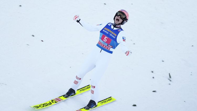 Austrietis Herls uzvar Četru tramplīnu turnejas trešajā posmā, līderpozīcijās izvirzās Kobajaši