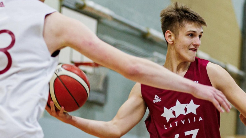 Kristam Ozeram "double-double", Latvijas kadeti dominē pret Zviedriju