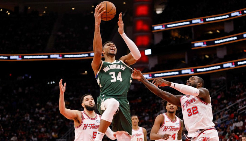 Adetokunbo 48+17 neglābj "Bucks", Markanenam 33 punkti uzvarā pār "76ers"