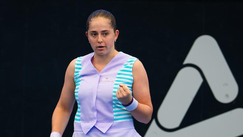 Ostapenko apspēlē Kostjuku un tiek "WTA 500" pusfinālā