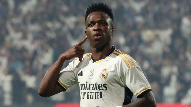 Vinisiusam hat-trick puslaikā, "Real Madrid" Rijādas finālā sagrauj Barselonu