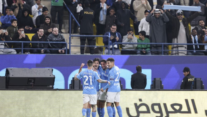 "Napoli" izmanto vārtu gūšanas iespējas un iekļūst Superkausa finālā
