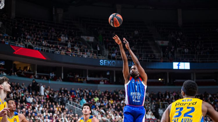 Latiševs tiesā, "Efes" pārsniedz simtu – Rīgā debitē vīriešu Eirolīgas basketbols