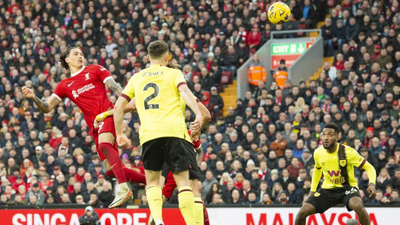 Titula pretendente "Liverpool" stūra sitienu spēlē pieveic "Burnley"