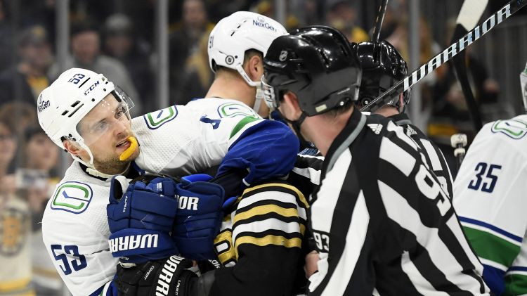 NHL pēdējā vieta pret pirmo – Čikāga bez Bedārda uzņems Bļugeru un "Canucks"