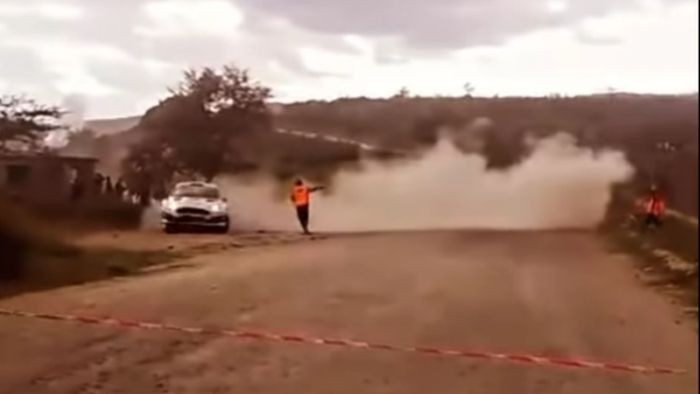 Video: Rallija auto gandrīz uzbrauc trases darbiniekam