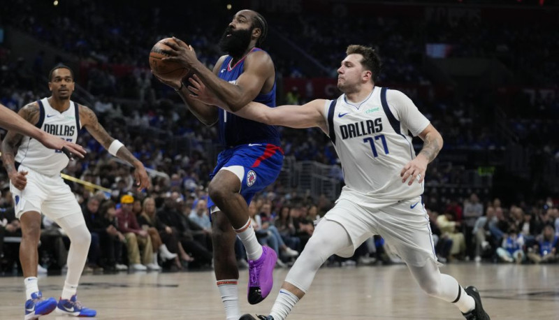 "Mavs" astoņi punkti ceturtdaļā un neveiksme, "Thunder" play-off sāk ar uzvaru