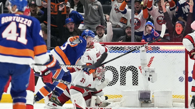 "Islanders" otrajā pagarinājumā un "Lightning" ar sešiem vārtiem paildzina dalību kausā