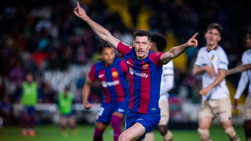 Levandovskim hat-trick, "Barcelona" atspēlējas pret Valensiju