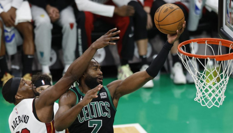 "Celtics" bez Porziņģa sagrauj "Heat" un iesoļo konferences pusfinālā