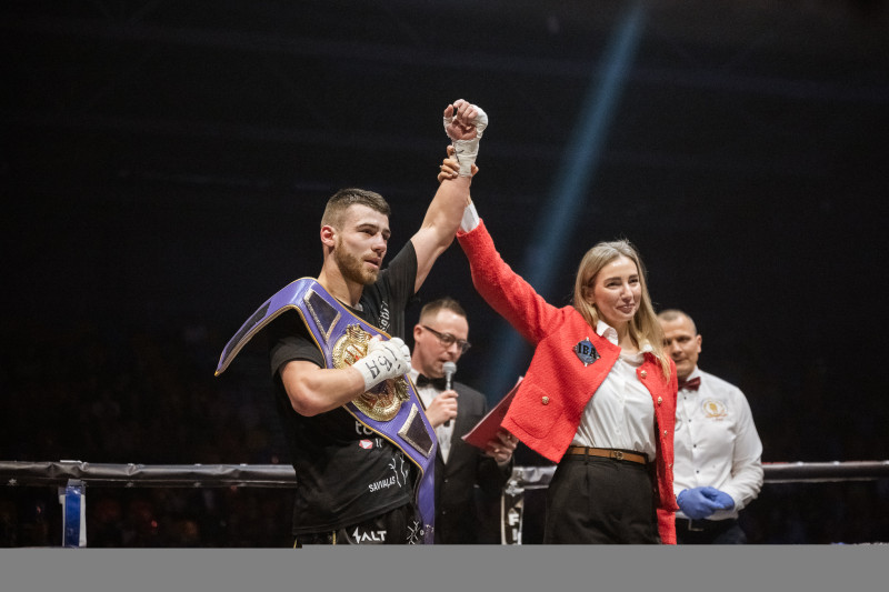 Ukraiņu bokseris Bogdans Soboļs uzveic Huanu Ruisu un nosargā IBA titulu