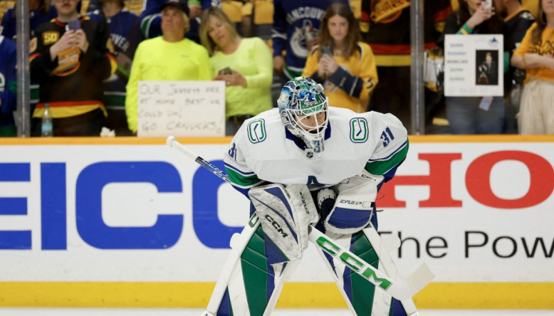 Šilovs nostāv sausā un raksta vēsturi, "Canucks" iekļūst Stenlija kausa nākamajā kārtā